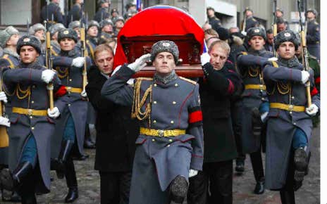 Военные похороны, Бригада грузчиков